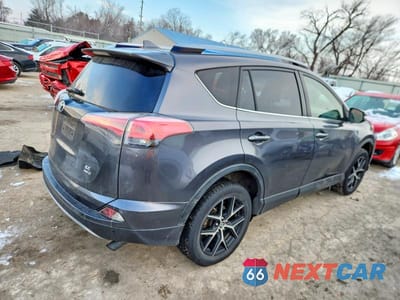 Trzecie zdjęcie samochodu z tyłu: 2017 TOYOTA RAV4 SE VIN:JTMJFREV0HJ704460 - miniatura