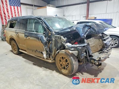 Czwarte zdjęcie samochodu z boku: 2023 FORD EXPEDITION MAX XLT VIN:1FMJK1J89PEA30311 - miniatura