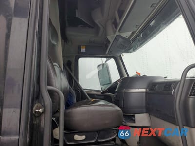 Piąte zdjęcie samochodu w środku: 2006 VOLVO VN VNL VIN:4V4NC9TK26N411589 - miniatura