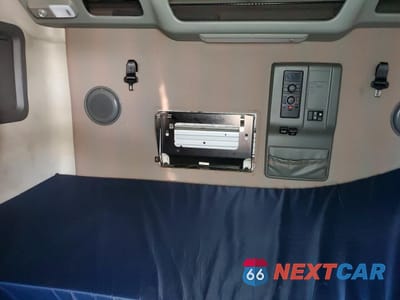 Zdjęcie 6 z 10 samochodu: 2020 VOLVO VN VNL - SEMI TRUCK VIN:4V4NC9EJ3LN201583 - miniatura