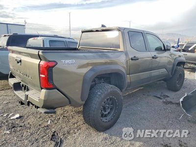 Trzecie zdjęcie samochodu z tyłu: 2025 TOYOTA TACOMA DOUBLE CAB VIN:3TMLB5JN7SM192029 - miniatura
