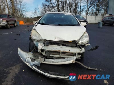 Piąte zdjęcie samochodu w środku: 2013 TOYOTA PRIUS C VIN:JTDKDTB33D1548709 - miniatura