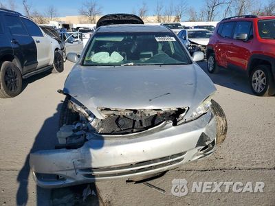 Piąte zdjęcie samochodu w środku: 2004 TOYOTA CAMRY LE VIN:4T1BE30K34U902603 - miniatura