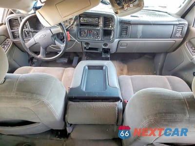 Zdjęcie 8 z 11 samochodu: 2004 CHEVROLET SUBURBAN K1500 VIN:3GNFK16Z94G263239 - miniatura