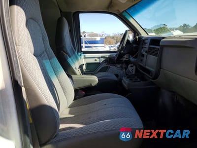 Zdjęcie 10 z 13 samochodu: 2004 CHEVROLET EXPRESS DELIVERY TRUCK VIN:1GBJG31U641141033 - miniatura