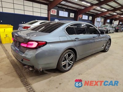 Trzecie zdjęcie samochodu z tyłu: 2021 BMW 530E VIN:WBA13AG00MCG44089 - miniatura