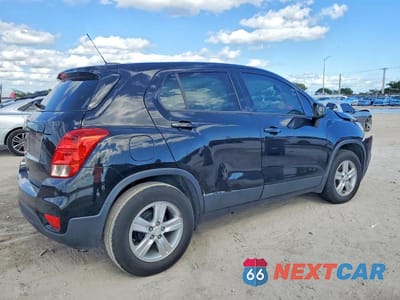 Trzecie zdjęcie samochodu z tyłu: 2020 CHEVROLET TRAX LS VIN:KL7CJKSBXLB330402 - miniatura