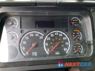 Zdjęcie 8 z 10 samochodu: 2016 FREIGHTLINER CASCADIA 125 SEMI TRUCK VIN:1FUBGEDV3GLHC5650 - miniatura
