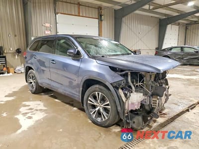 Czwarte zdjęcie samochodu z boku: 2018 TOYOTA HIGHLANDER LE VIN:5TDBZRFH6JS865697 - miniatura