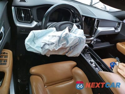 Zdjęcie 8 z 13 samochodu: 2019 VOLVO XC60 T5 MOMENTUM VIN:LYV102DK1KB242832 - miniatura