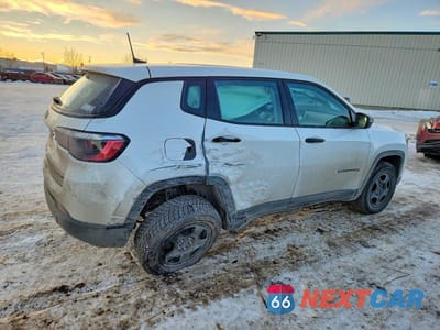 Trzecie zdjęcie samochodu z tyłu: 2022 JEEP COMPASS SPORT VIN:3C4NJDAB4NT106858 - miniatura