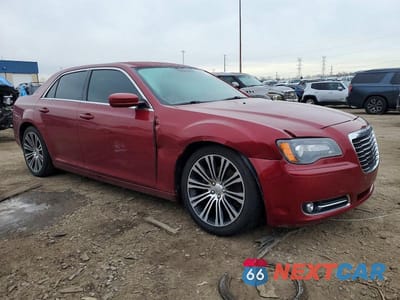 Czwarte zdjęcie samochodu z boku: 2013 CHRYSLER 300 S VIN:2C3CCABT8DH557911 - miniatura