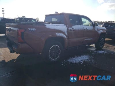 Trzecie zdjęcie samochodu z tyłu: 2025 TOYOTA TACOMA DOUBLE CAB VIN:3TMLB5JN7SM130100 - miniatura