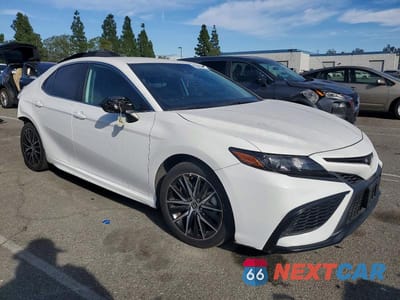 Czwarte zdjęcie samochodu z boku: 2024 TOYOTA CAMRY SE NIGHT SHADE VIN:4T1G11AK8RU843737 - miniatura