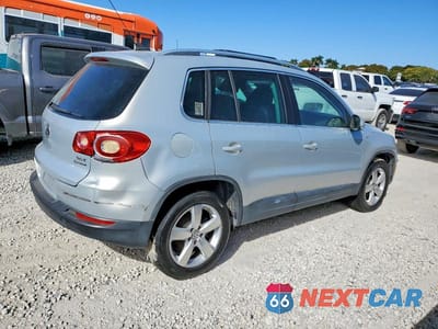 Trzecie zdjęcie samochodu z tyłu: 2010 VOLKSWAGEN TIGUAN SE VIN:WVGBV7AX9AW521775 - miniatura