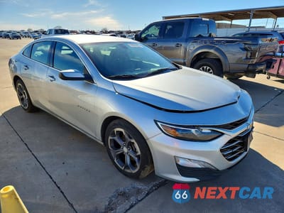 Czwarte zdjęcie samochodu z boku: 2021 CHEVROLET MALIBU LT VIN:1G1ZD5ST6MF026095 - miniatura