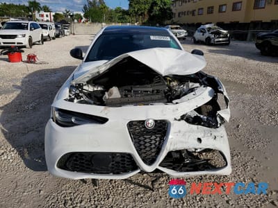Piąte zdjęcie samochodu w środku: 2024 ALFA ROMEO GIULIA TI VIN:ZARFAMBN4R7679997 - miniatura