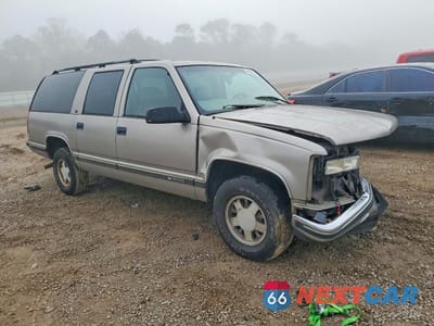 Czwarte zdjęcie samochodu z boku: 1999 CHEVROLET SUBURBAN C1500 VIN:3GNEC16R0XG196415 - miniatura