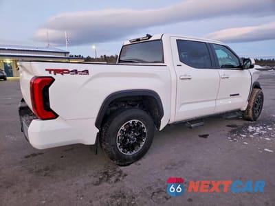 Trzecie zdjęcie samochodu z tyłu: 2025 TOYOTA TUNDRA CREWMAX SR VIN:5TFLA5DBXSX318317 - miniatura