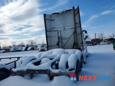 Czwarte zdjęcie samochodu z boku: 2020 VOLVO VN VNL - SEMI TRUCK VIN:4V4NC9EJ3LN201583 - miniatura