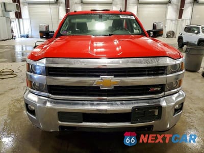 Piąte zdjęcie samochodu w środku: 2017 CHEV SILVERADO VIN:1GC1KWEG3HF198637 - miniatura