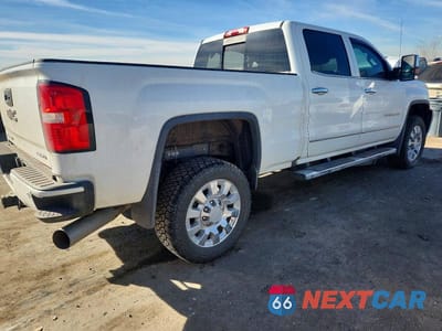 Trzecie zdjęcie samochodu z tyłu: 2016 GMC SIERRA K2500 DENALI VIN:1GT12UE81GF237382 - miniatura