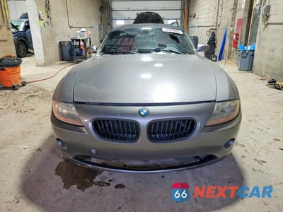 Piąte zdjęcie samochodu w środku: 2004 BMW Z4 2.5 VIN:4USBT33554LR68134 - miniatura