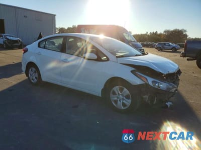 Czwarte zdjęcie samochodu z boku: 2018 KIA FORTE LX VIN:3KPFK4A7XJE235800 - miniatura