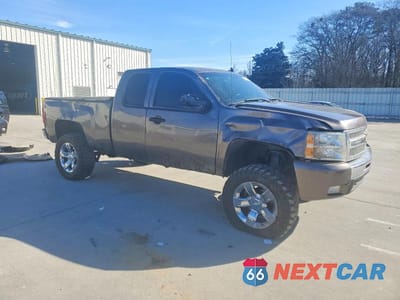 Czwarte zdjęcie samochodu z boku: 2008 CHEVROLET SILVERADO K1500 VIN:1GCEK19038Z301037 - miniatura