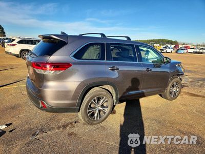 Trzecie zdjęcie samochodu z tyłu: 2017 TOYOTA HIGHLANDER LE VIN:5TDZZRFH5HS226140 - miniatura