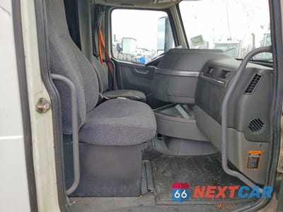 Piąte zdjęcie samochodu w środku: 2019 VOLVO VNL SEMI TRUCK VIN:4V4NC9EH7KN214669 - miniatura