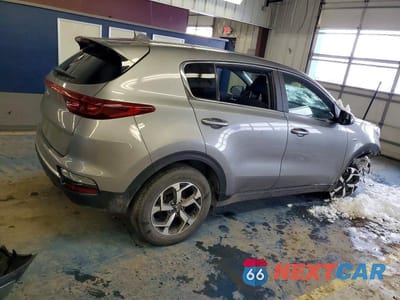 Trzecie zdjęcie samochodu z tyłu: 2022 KIA SPORTAGE LX VIN:KNDPMCAC6N7991779 - miniatura