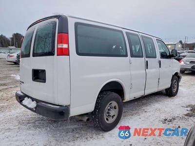 Trzecie zdjęcie samochodu z tyłu: 2018 CHEVROLET EXPRESS 2500 DELIVERY VAN VIN:1GCWGAFP2J1207162 - miniatura