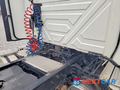 Zdjęcie 6 z 10 samochodu: 2018 INTERNATIONAL RH613 - SEMI TRUCK VIN:3HSDWTZR4JN794164 - miniatura