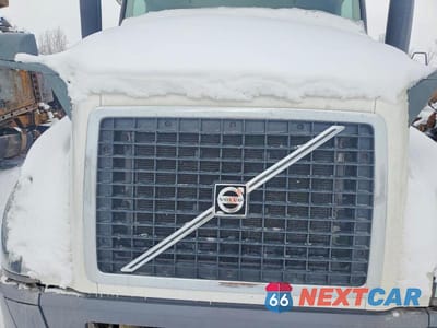 Zdjęcie 7 z 10 samochodu: 2018 VOLVO VNL SEMI TRUCK VIN:4V4N39TGXJN892471 - miniatura