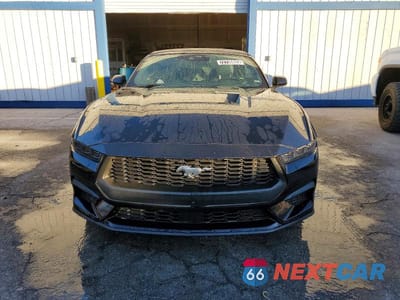 Piąte zdjęcie samochodu w środku: 2025 FORD MUSTANG VIN:1FAGP8UH8S5123985 - miniatura