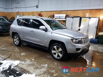 Czwarte zdjęcie samochodu z boku: 2016 JEEP COMPASS LATITUDE VIN:1C4NJCEA5GD807090 - miniatura