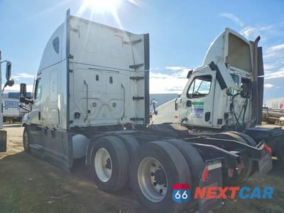 Trzecie zdjęcie samochodu z tyłu: 2020 FREIGHTLINER CASCADIA 126 SEMI TRUCK VIN:3AKJHHDR3LSME9799 - miniatura