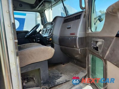 Piąte zdjęcie samochodu w środku: 2016 KENWORTH W900 SEMI TRUCK VIN:1XKWDP0X9GJ102202 - miniatura