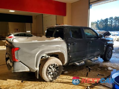 Trzecie zdjęcie samochodu z tyłu: 2024 TOYOTA TACOMA DOUBLE CAB VIN:3TMLB5JN0RM083664 - miniatura