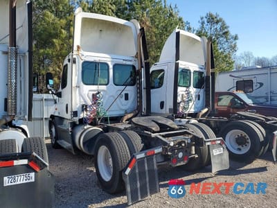 Trzecie zdjęcie samochodu z tyłu: 2015 FREIGHTLINER CASCADIA SEMI TRUCK VIN:1FUBGEDV6FLGH4742 - miniatura