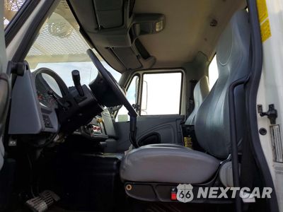 Piąte zdjęcie samochodu w środku: 2004 INTERNATIONAL 7600 BUCKET TRUCK VIN:1HTWYAHT54J021579 - miniatura