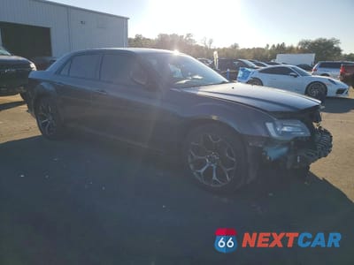 Czwarte zdjęcie samochodu z boku: 2015 CHRYSLER 300 S VIN:2C3CCABG1FH921883 - miniatura