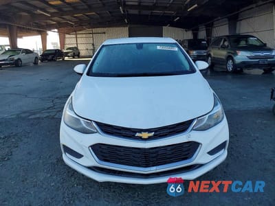 Piąte zdjęcie samochodu w środku: 2018 CHEVROLET CRUZE LT VIN:1G1BE5SM2J7107897 - miniatura