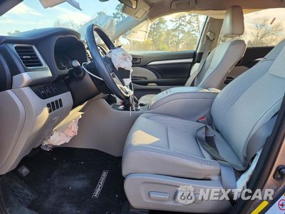 Zdjęcie 7 z 14 samochodu: 2017 TOYOTA HIGHLANDER LE VIN:5TDZZRFH5HS226140 - miniatura