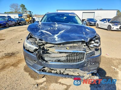 Piąte zdjęcie samochodu w środku: 2018 VOLVO XC60 T6 MOMENTUM VIN:YV4A22RK6J1072408 - miniatura