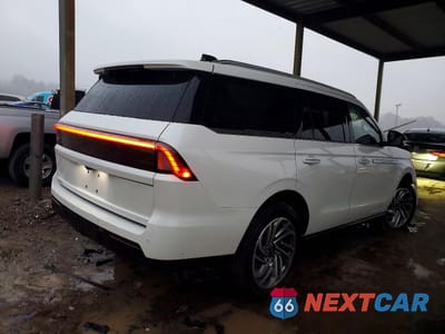 Trzecie zdjęcie samochodu z tyłu: 2025 LINCOLN NAVIGATOR RESERVE VIN:5LMJJ2LG1SEL13191 - miniatura