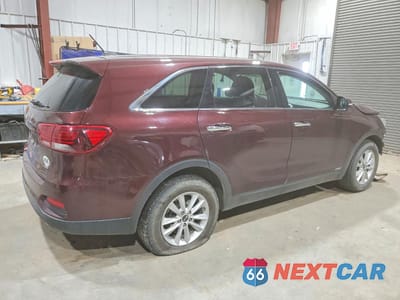 Trzecie zdjęcie samochodu z tyłu: 2019 KIA SORENTO LX VIN:5XYPGDA30KG564383 - miniatura