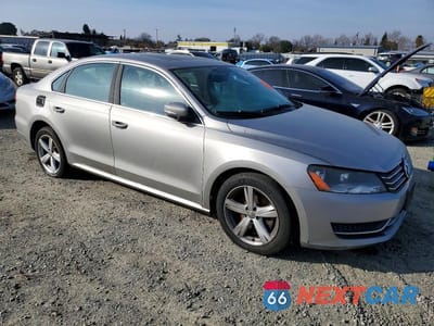 Czwarte zdjęcie samochodu z boku: 2013 VOLKSWAGEN PASSAT SE VIN:1VWBP7A30DC021101 - miniatura