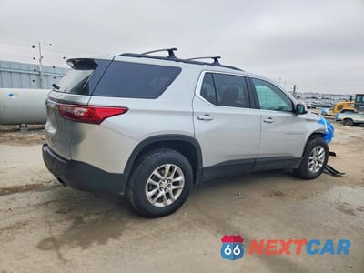 Trzecie zdjęcie samochodu z tyłu: 2021 CHEVROLET TRAVERSE LT VIN:1GNEVHKW0MJ253477 - miniatura